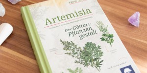 Beitragsbild des Blogbeitrags (Werbung) Buchrezension: „Artemisia – Eine Göttin in Pflanzengestalt“ von Kevin Johann
