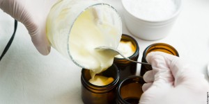 Beitragsbild des Blogbeitrags Naturkosmetik Grundausstattung – das brauchst du als Anfänger wirklich! 