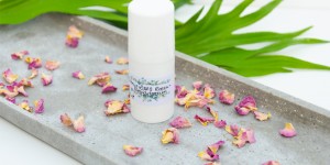 Beitragsbild des Blogbeitrags Luxus pur für deine Haut: Feuchtigkeitsspendendes Rosenserum fürs Gesicht 