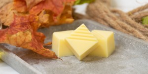 Beitragsbild des Blogbeitrags Feste Körperbutter selbermachen – ausgleichende und verwöhnende Bodymelts!