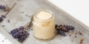 Beitragsbild des Blogbeitrags Verwöhn‘ dich! Feine Hautcreme mit Benzoe und Lavendel selbermachen