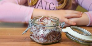 Beitragsbild des Blogbeitrags Einfaches Badesalz mit Kindern herstellen