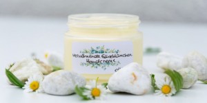 Beitragsbild des Blogbeitrags Verwöhnende Gänseblümchen-Handcreme