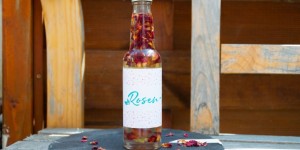 Beitragsbild des Blogbeitrags Schnelles DIY Geschenk: Rosen-Körperöl mit getrockneten Blüten 