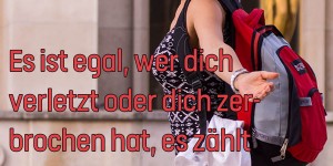 Beitragsbild des Blogbeitrags Es ist egal, wer dich verletzt oder dich zerbrochen hat, es zählt nur, wer dich wieder zum Lächeln bringt.