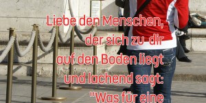 Beitragsbild des Blogbeitrags Liebe den Menschen, der sich zu dir auf den Boden liegt und lachend sagt: “Was für eine beschissene Aussicht, lass uns wieder aufstehen.” 