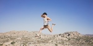 Beitragsbild des Blogbeitrags lass los: so wirst du glücklich!