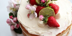 Beitragsbild des Blogbeitrags Naked Cake mit Erdbeer Limetten Creme und essbaren Blüten! 