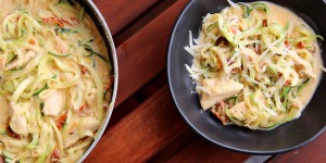Beitragsbild des Blogbeitrags Zucchini Nudeln mit Hühnchen und cremiger Sauce