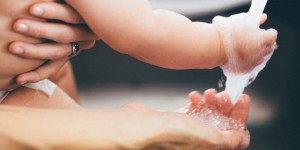 Beitragsbild des Blogbeitrags Meine Tipps zur Pflege empfindlicher Babyhaut