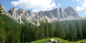 Beitragsbild des Blogbeitrags Nikibi 6b+ klettern am Torrione Marcella in den Cortineser Dolomiten 