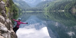 Beitragsbild des Blogbeitrags Unterwegs am Laserer Alpin Klettersteig über dem Gosausee