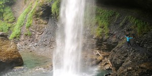 Beitragsbild des Blogbeitrags Der Bärglistüber Wasserfall im Glarner Land in der Schweiz