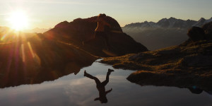 Beitragsbild des Blogbeitrags Sonnenaufgangswanderung zum Tällisee am Aletschgletscher