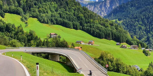 Beitragsbild des Blogbeitrags Unterwegs auf 2 Rädern durch den Bregenzerwald und über das Faschinajoch ins Große Walsertal 