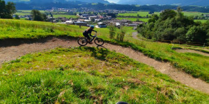 Beitragsbild des Blogbeitrags Biken für Boomer! Ein Trail-und Fahrtechnik Kurs für die Zielgruppe Ü50!
