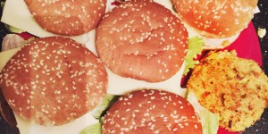 Beitragsbild des Blogbeitrags Burger mit Couscous Hirse Laibchen und Avocado Dip