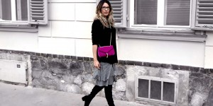 Beitragsbild des Blogbeitrags CHECKED SKIRT, PURPLE VELVET BAG AND OVERKNEES 