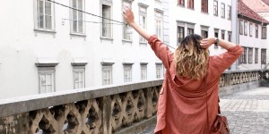 Beitragsbild des Blogbeitrags Von Nachtschwärmern und nach unten schauenden Hunden!