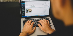 Beitragsbild des Blogbeitrags ÜBER´S BLOGGEN | WEBSEITEN NAME UND HOSTING MIT WORDPRESS
