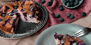 Beitragsbild des Blogbeitrags REZEPT | EINFACHER HEIDELBEER-CHEESECAKE OHNE ZUCKER