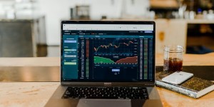 Beitragsbild des Blogbeitrags Aktien: Zusatzabsicherung für Unternehmer