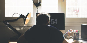Beitragsbild des Blogbeitrags Gaming Stuhl oder Bürostuhl – welcher ist besser zum Zocken?