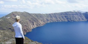 Beitragsbild des Blogbeitrags Im Höhenrausch – Wandern entlang Santorins Kraterrand