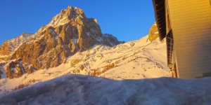 Beitragsbild des Blogbeitrags Steil ins Wochenende: Vom Prielschutzhaus steigt wieder Rauch auf