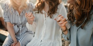 Beitragsbild des Blogbeitrags PERSONAL TALK: FREUNDSCHAFT UNTER BLOGGERN