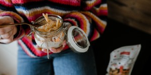 Beitragsbild des Blogbeitrags REZEPT: SCHICHTSALAT MIT SALZBURGMILCH KÄSE-STICKS