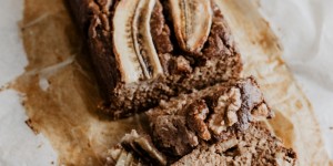 Beitragsbild des Blogbeitrags Saftiges Bananenbrot ohne Mehl & Zucker