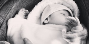 Beitragsbild des Blogbeitrags #sweetsleep – Fünf Tipps mit denen man einem Baby das Durchschlafen erleichtern kann 