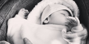 Beitragsbild des Blogbeitrags #sweetsleep – Fünf Tipps mit denen man einem Baby das Durchschlafen erleichtern kann