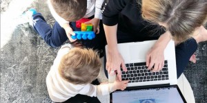 Beitragsbild des Blogbeitrags #workingmom – Wenn das Teilzeit arbeiten gehen plötzlich mit dem Abschieben der Kinder gleichgesetzt wird
