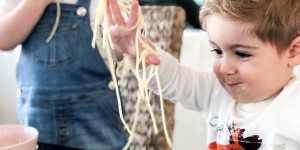 Beitragsbild des Blogbeitrags #essenmitallensinnen – mit Essen spielt man doch nicht | warum eigentlich nicht?
