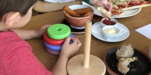 Beitragsbild des Blogbeitrags #expecttheexpected – 5 Survival Tipps | mit zwei Kindern im Restaurant entspannt essen