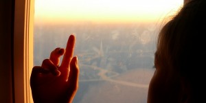 Beitragsbild des Blogbeitrags #flyinghigh – Über Flugangst bei Kindern und was du dagegen tun kannst