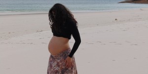 Beitragsbild des Blogbeitrags #highabove – über das Fliegen in der Schwangerschaft und was du beachten solltest