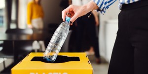 Beitragsbild des Blogbeitrags #kidsarewatchingus – 10 Dinge, die du im Familienalltag tun kannst um weniger Plastikmüll zu produzieren