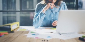 Beitragsbild des Blogbeitrags #wiedereinstieg – wie du die ersten 3 Monate im Job nach der Karenz überlebst