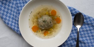 Beitragsbild des Blogbeitrags Leberknödelsuppe selber machen: So einfach!