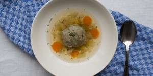 Beitragsbild des Blogbeitrags Leberknödelsuppe selber machen: So einfach! 