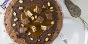 Beitragsbild des Blogbeitrags Snickers-Torte mit Karamell, Schokolade, Erdnüssen 