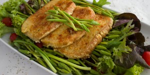 Beitragsbild des Blogbeitrags Gebackenes Käsebrot mit Salat und Wildspargel