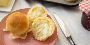 Beitragsbild des Blogbeitrags Burger Buns mit quick & easy Hefeteig selbst machen