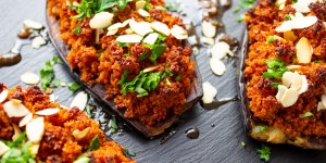Beitragsbild des Blogbeitrags Gefüllte, vegane Auberginen aus der Levante