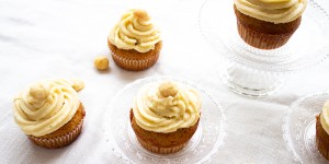 Beitragsbild des Blogbeitrags Macadamia Nuss Muffins mit Buttercreme