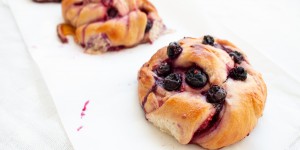 Beitragsbild des Blogbeitrags Swirl Buns mit Beerenfüllung 