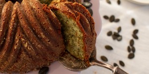 Beitragsbild des Blogbeitrags Kürbiskern-Apfel-Guglhupf (Nussfrei, saftig und grün)
